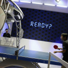 Un hombre juega con el primer robot instructor de tenis de mesa del mundo en Chiba, Japón. YUYA SHINO