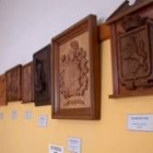 La exposición muestra tallas del leonés Amado Fernández Puente