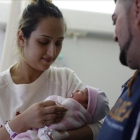 Raisa, en brazos de su madre, Florentina, junto al padre de la criatura, Aurel.