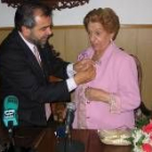 El alcalde, José Miguel Palazuelo, impone la insignia de oro de la ciudad a Fina Luna