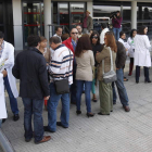 Los trabajadores del Hospital se concentran todos los viernes en contra de los recortes.