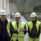 Gallardón, Blanco y Aguirre, delante de la tuneladora.
