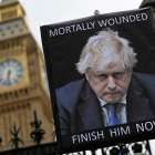 Imagen de un cartel con la imagen de Boris Johnson: «Herido de muerte». ANDY RAIN