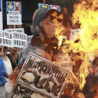 Activistas surcoreanos queman efigies del líder norcoreano, Kim Jong-Un, durante una protesta contra Corea del Norte en Paju.