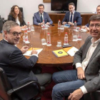 Los equipos negociadores de PP y Cs en Andalucía, este lunes por la tarde, en Sevilla.