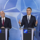 El vicepresidente de EE UU, Mike Pence, y el secretario general de la Otan, Jens Stoltenberg. S. LECOCQ