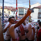 Los jugadores de la Cultural se hacen un selfi desde el balcón del Ayuntamiento de San Marcelo.