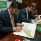 El rector, Ángel Penas y el director de Toshiba, Alberto Ruano durante la firma del convenio