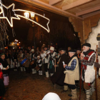 Momento de la adoración del Niño en el belén viviente del Cid, anoche con presencia de grupos tradicionales y visitantes.
