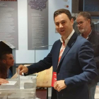 El secretario general del PSOE de León, Javier Alfonso Cendón vota en el Palacio del Conde Luna. DL