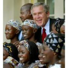 Bush se fotografía en la Casa Blanca con estudiantes de Uganda