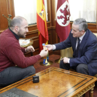 Manuel Martínez ofrece la medalla de bronce al alcalde de León