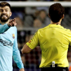 Piqué protesta al colegiado durante el Levante-Barcelona del pasado domingo. JUAN CARLOS CÁRDENAS