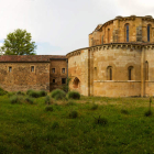 El monasterio de Santa María la Real de Gradefes, donde el domingo se hace la feria de Dulces del Convento. DL