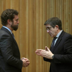 El portavoz parlamentario de Vox, Iván Espinosa de los Monteros (izda), conversa con Patxi López. KIKO HUESCA