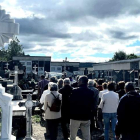 Numerosas personas acudieron a despedir a Luis Vega, de 18 años. DL