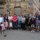 Algunos vecinos, concejales, el alcalde y familiares posan en la nueva calle.