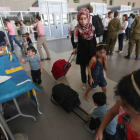 Palestinos con doble nacionalidad abandonan Gaza en el puetso fronterizo de Erez, este domingo.