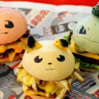 Las hamburguesas (de izquierda a derecha) Charmander, Pikachu y Bulbasaur, inspiradas en la fiebre de Pokemon Go, a la venta en un restaurante de Sidney, Australia.
