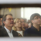 El 'president' Carles Puigdemont y el 'expresident' Artur Mas, en un acto del PDECat en el Teatre Nacional de Cataluña.
