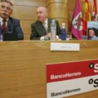 Fernando Aller, director de Diario de León, Fabián Estapé y Juan Velarde durante la charla