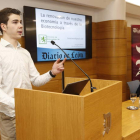 Luis Getino, con Joaquín S. Torné, durante la conferencia en el Club de Prensa de Diario de León. RAMIRO