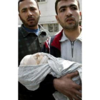 Un familiar de Aliyan al Bashiti se lleva en brazos el cuerpo del bebé