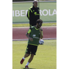 Cesc, con máscara, en el entrenamiento de ayer.