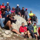 Amigos montañeros de Emilio Sierra colocan una placa en su honor en el pico de Polvoreda.