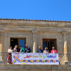 Representantes de la Corporación Municipal de León colgaron la pancarta del balcón consistorial. MIGUEL
