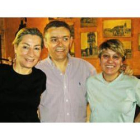 Toñi, Ramón y Olga en el comedor del restaurante Casa Divi.