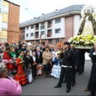 Vecinos de Flores procesionaron a la Virgen de la Estrella, en un acto al que asistieron Riesco y De