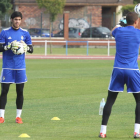 Santamaría (i) entrenó ayer con el equipo y estará disponible para la Nova Creu Alta.