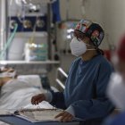 Sanitarios atienden a un paciente con respirador en un hospital. MAURICIO DUEÑAS CASTAÑEDA