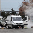 Miembros de las fuerzas especiales de la policía búlgara efectúan una explosión controlada en parte del contenido de una camioneta en la Terminal 1 del aeropuerto internacional de Sofía en Bulgaria, hoy, 1 de diciembre de 2015. Una portavoz del aeropuerto