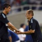 Robben saluda a Cristiano Ronaldo durante un partido.