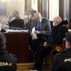 El acusado, hablando con su abogado antes del inicio del juicio oral en la Audiencia. MARCIANO PÉREZ