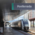 Un tren en la estación ferroviaria de Ponferrada. L. DE LA MATA