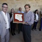 El alcalde de Gradefes hizo entrega del premio a Cuevas. M. PÉREZ