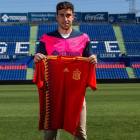 El delantero del Getafe Jaime Mata posa con la camiseta de la selección española. RODRIGO JIMÉNEZ