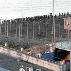 La policía marroquí impide el acceso de inmigrantes a la playa junto a la valla de Ceuta, en una imagen de archivo,