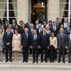 Hollande posa para la foto de familia con los miembros del consejo de ministros en el Elíseo.