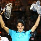 Roger Federer levanta el trofeo que le acredita como campeón del Abierto de Australia.
