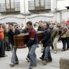 Amigos del hijo del parricida meten en la iglesia los cuatro féretros