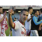 Julen Colinas saluda a la afición leonesa en el Miniestadi.