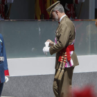 El rey Felipe VI y la reina Letizia en Huesca, durante el desfile del Día de las Fuerzas Armadas. JAVIER BELVER