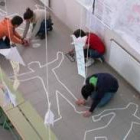Los alumnos diburajon las siluetas de los niños combatientes y las armas