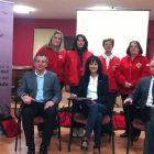 Nicanor Sen, Montserrat Benitez y Gregorio Barrio junto a voluntarias de Cruz Roja.