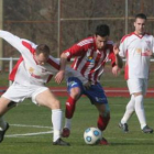 Lago, que falló un penalti, se lleva el balón.