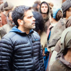 El ayudante de dirección Guillermo Navajo, rodeado de figurantes de la nueva serie de Movistar ‘La peste’. JULIO VERGNE